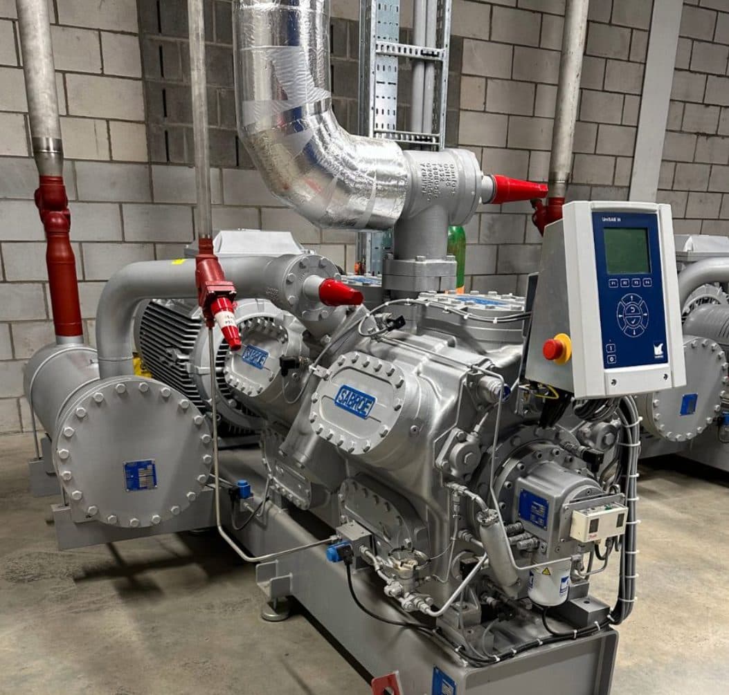 Industrial refrigeration compressor package with its local controller