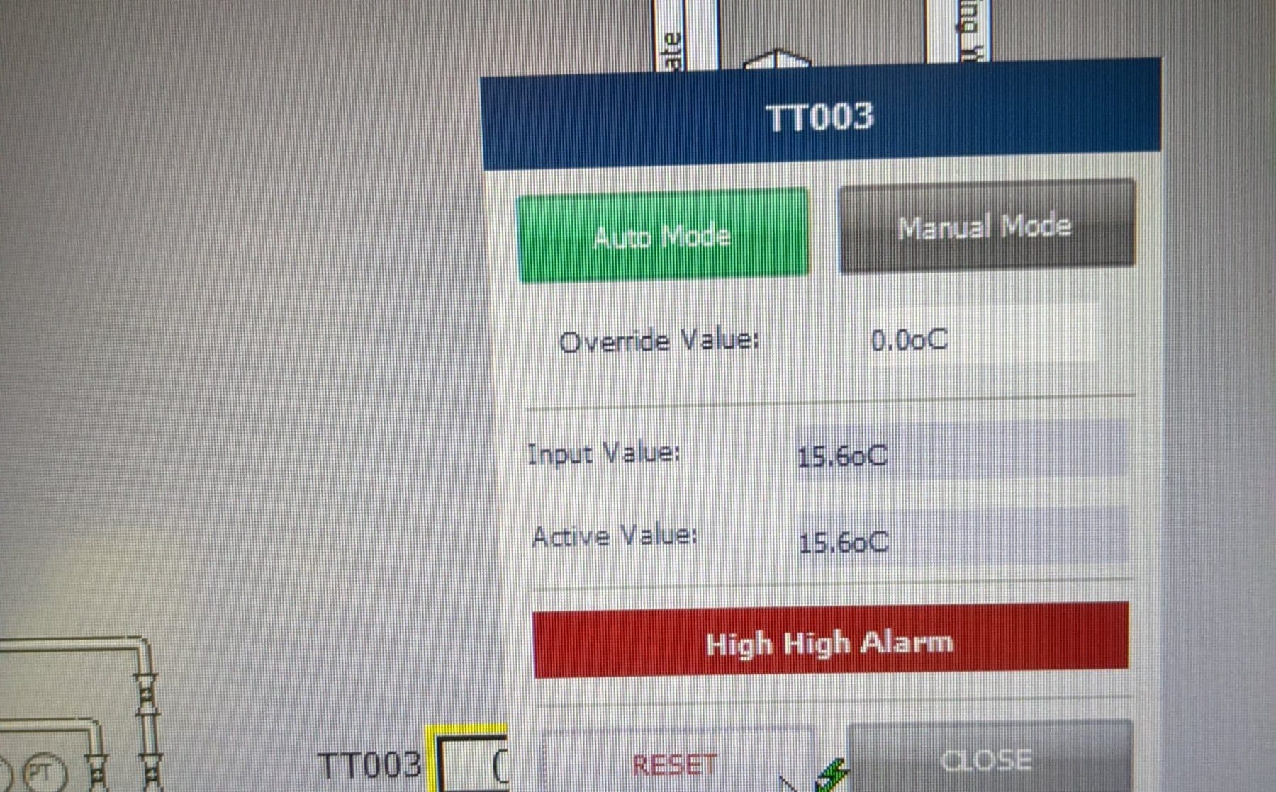 WinCC SCADA screen with a temperature transmitter faceplate open beside Vessel 2